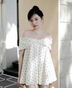 áo trễ vai mặc với gì