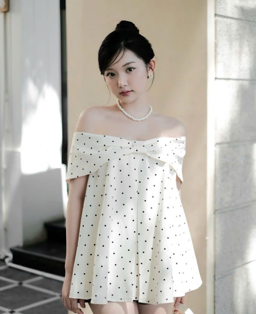 áo trễ vai mặc với gì